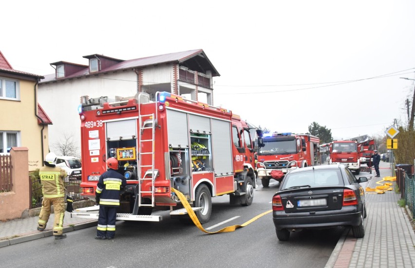 Malbork. Pożar domu na ul. Kochanowskiego. Ogień pojawił się na poddaszu. Niestety mieszkańcy nie mogli wrócić do siebie