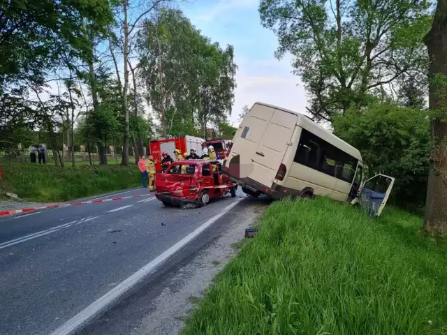Droga Krajowa nr 75 w miejscowości Gnojnik jest zablokowana po zderzeniu samochodu osobowego z busem