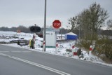 Znak STOP od kilkunastu dni ustawiony przed przejazdem kolejowym w Koniecwałdzie [ZDJĘCIA]