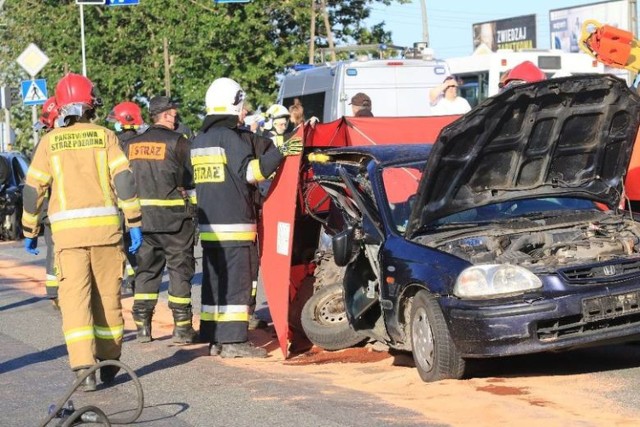 Na początku czerwca na wysokości Selgrosu w Długołęce doszło do wypadku drogowego. Zdarzenia nie przeżył mężczyzna z hondy (mieszkaniec pow. oleśnickiego), a cztery kolejne osoby - młode kobiety z audi z powiatu oleśnickiego zostały ranne.