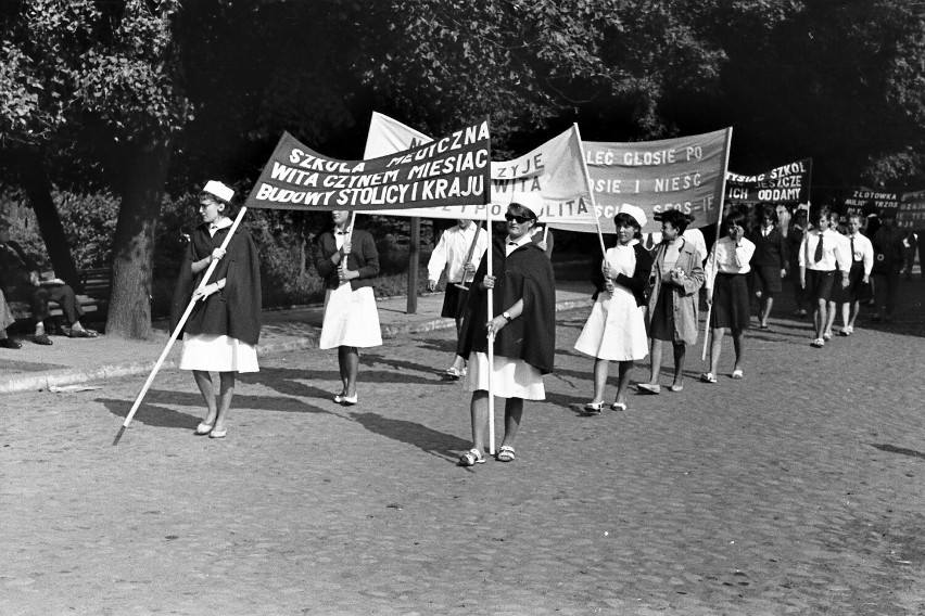 Sieradz w latach 50 lub 60. Młodzież budowała Warszawę