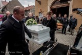 Ostatnie pożegnanie ofiar katastrofy w Świebodzicach. Tłumy w kościele (ZDJĘCIA)