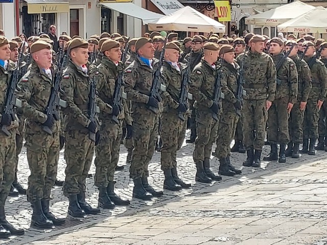 Aż 60 żołnierzy Terytorialsów wypowiedziało w niedzielę, w południe na sandomierskim Rynku  słowa roty przysięgi „Ja żołnierz Wojska Polskiego, Przysięgam”.