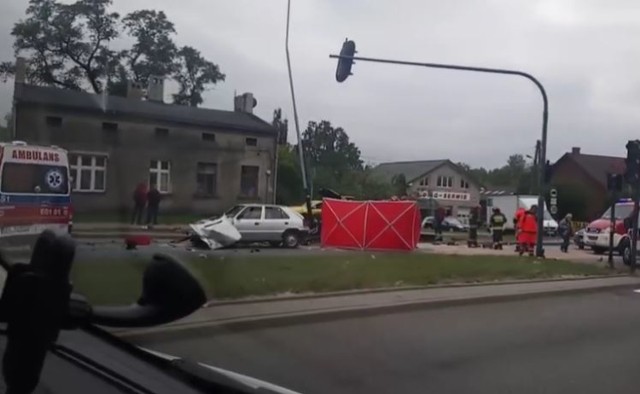 Ulica Brzezińska i Wojska Polskiego są nieprzejezdne w kierunku Brzezin z powodu wypadku. Policja apeluje, aby omijać ten rejon.