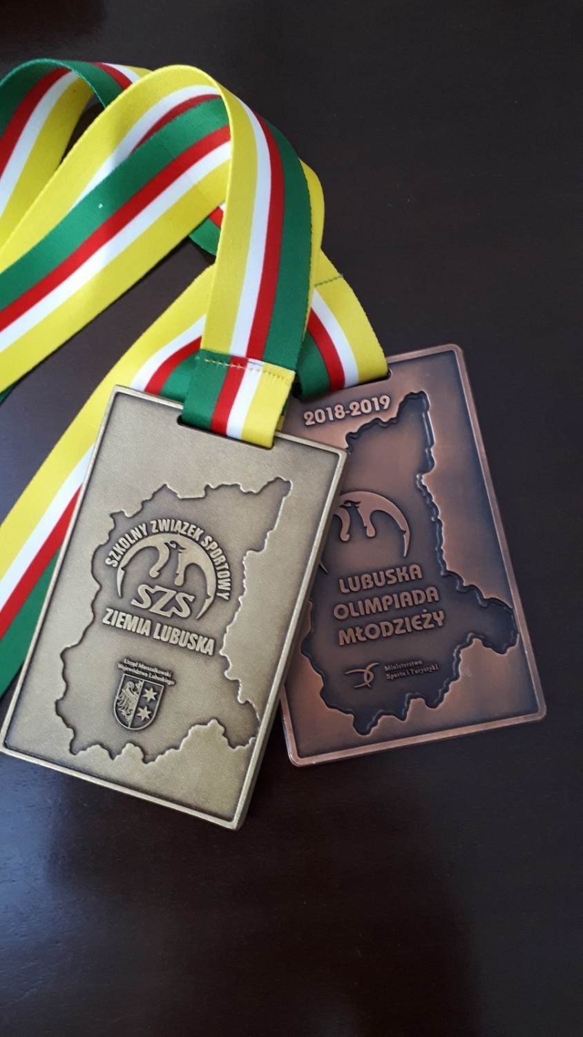 Młodzi lekkoatleci z medalami