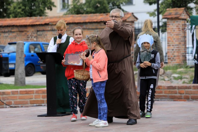 Na Placu Podominikańskim w Toruniu odbyły się dzisiaj (30.06) wakacyjne animacje dla dzieci. Na najmłodszych torunian i ich gości czekało wiele atrakcji i zabaw. Oto fotorelacja z tej imprezy. Zobaczcie, jak było!

Zobacz także: Weekend w Toruniu. Weekendowe imprezy w Bajka Disco Club za nami! Zobaczcie zdjęcia! [GALERIA]


Toruń. Wakacyjne animacje dla dzieci na Placu Podominikańskim [ZDJĘCIA]