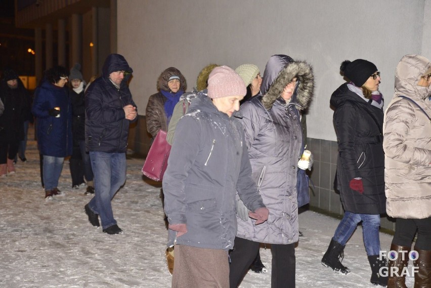 Milczący protest w Puławach. Mieszkańcy zapalili światła dla Pawła Adamowicza (ZDJĘCIA)
