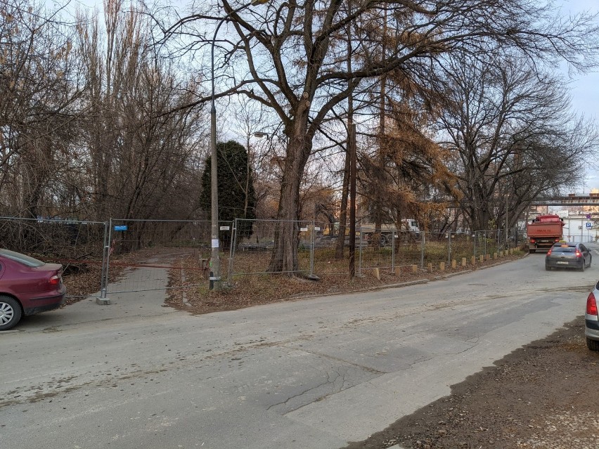 Kraków. Przy ulicy Fabrycznej zrywają beton, by mógł powstać park wśród biurowców