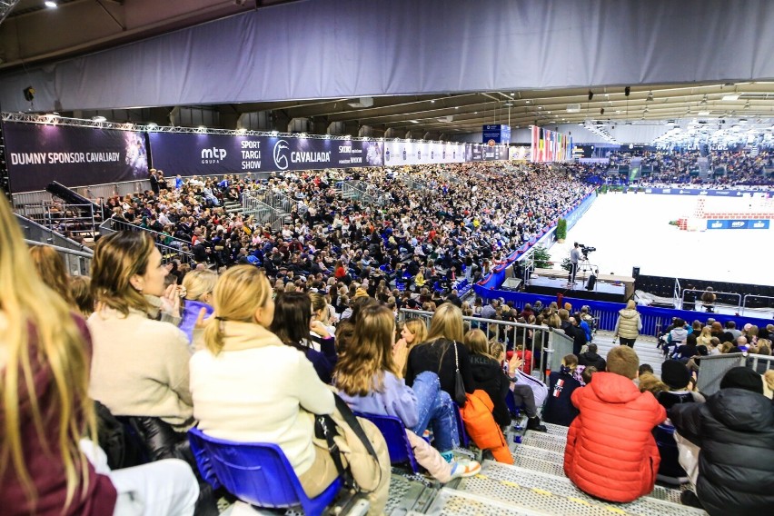 Zmagania uczestników każdego dnia ogląda tłumnie zgromadzona...