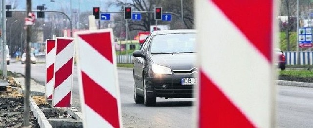 Roboty drogowe są uciążliwe, ale warto pocierpieć, bo trasy stają się bezpieczniejsze