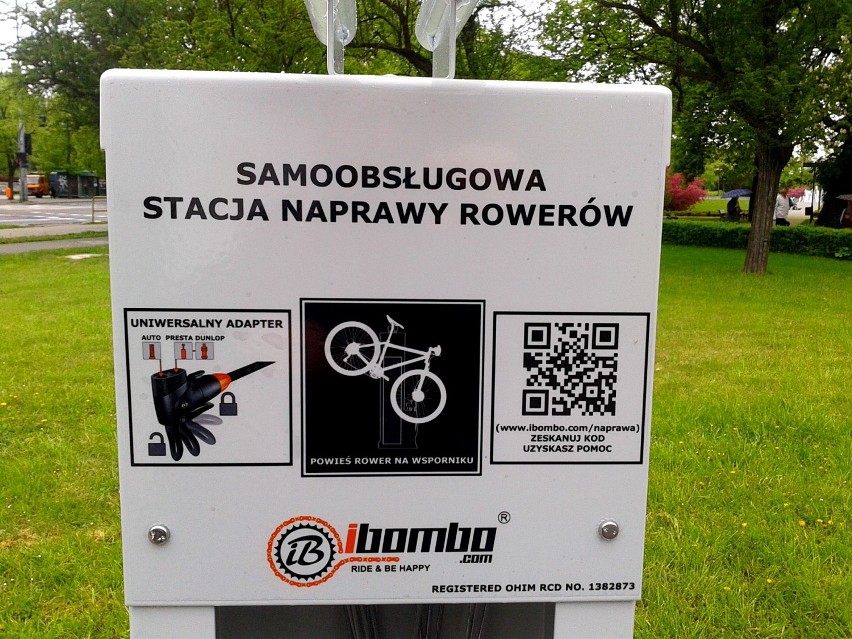 W Toruniu zamontowano ogólnodostępne, bezpłatne i samoobsługowe stacje naprawy rowerów  