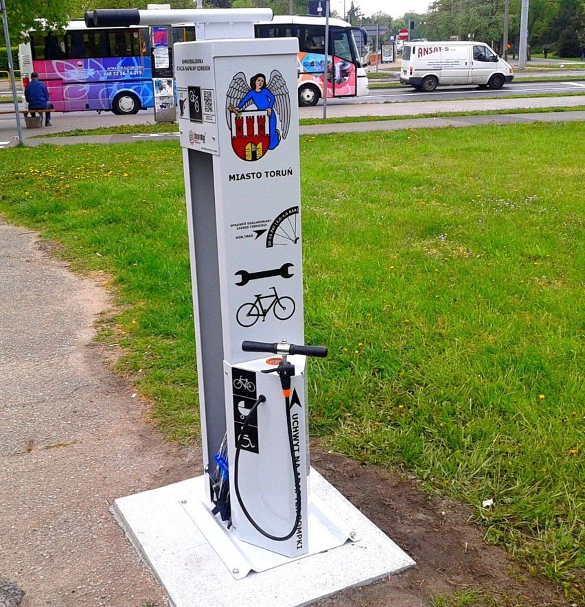 W Toruniu zamontowano ogólnodostępne, bezpłatne i samoobsługowe stacje naprawy rowerów  