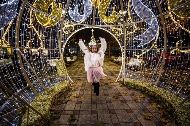 W Sosnowcu zapalono już ozdoby świąteczne. Jest pięknie, kolorowo i magicznie. Czuć ducha świąt. 

Zobacz kolejne zdjęcia. Przesuń zdjęcia w prawo - wciśnij strzałkę lub przycisk NASTĘPNE