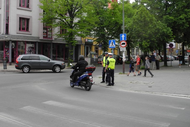 To interwencja policjantów wydziału ruchu drogowego utrzymała przy życiu żołnierza. Na zdjęciu z lewej Rafał Czyż.