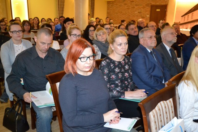 W Kartuzach odbyła się konferencja dla pracodawców zorganizowana przez Wojewódzki Urząd Pracy i Powiatowy Urząd Pracy w Kartuzach. Dyskuowano m.in. o nowych zasadach zatrudniania cudzoziemców.