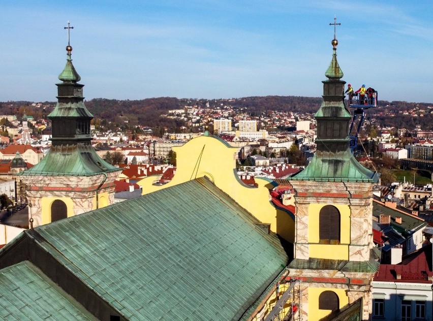 Krzyże wróciły na wieże kościoła Franciszkanów w Przemyślu [ZDJĘCIA]