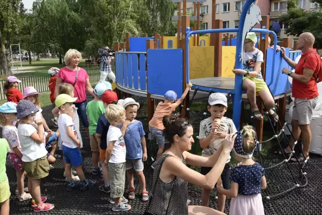 Plac zabaw ze statkiem został otwarty na osiedlu Widok przy ul. Szarych Szeregów. Został zbudowany w ramach budżetu obywatelskiego. Jest to jedno z najbardziej atrakcyjnych miejsc dla dzieciaków osiedla.