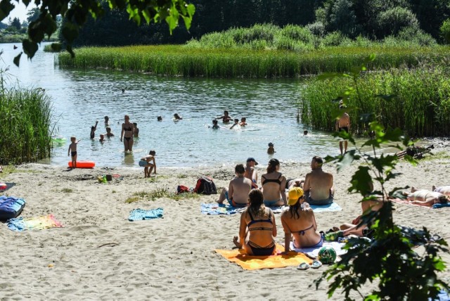 Plaża w Borównie od lat z powodzeniem przyciąga spragnionych wodnej ochłody. Parę dni temu na tej niestrzeżonej (druga, płatna zarządzana jest przez WOPR) pojawiły się znaki o zakazie kąpieli.