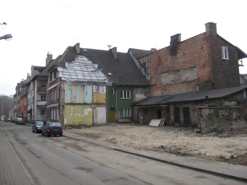 Wyburzono część budynków przy ulicy Rapackiego w Sławnie.