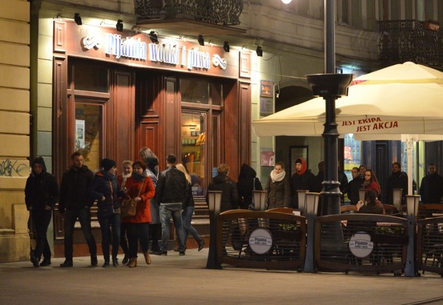 Pomysł wprowadzenia nocnego zakazu sprzedaży alkoholu doceniają restauratorzy. Właściciele sklepów są oburzeni