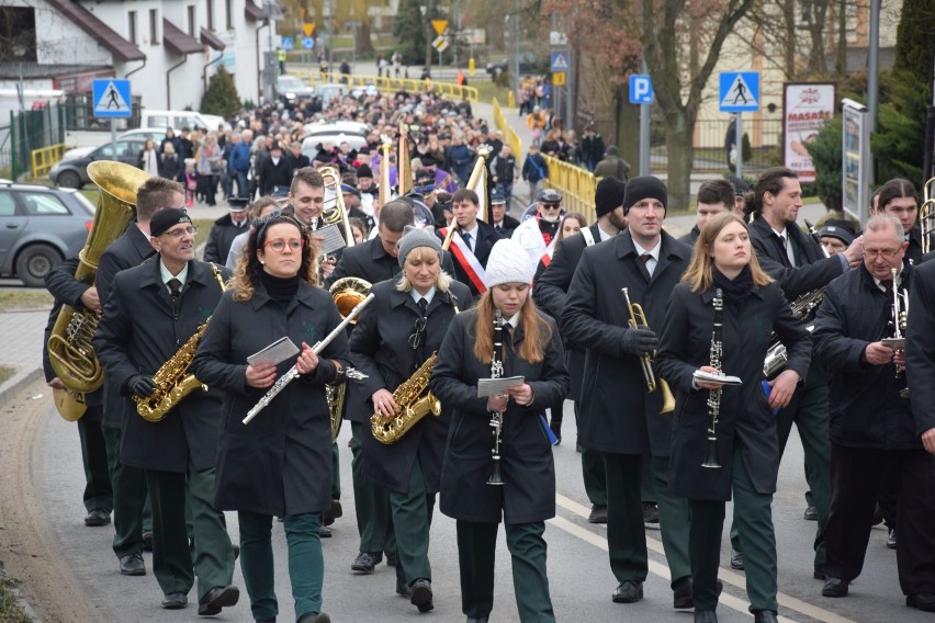 Tłumy świecian żegnały dziś (czwartek) księdza Kazimierza...