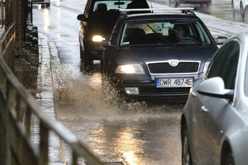 Wrocław pod wodą: zalane ulice, kałuże, potężne korki (ZDJĘCIA)