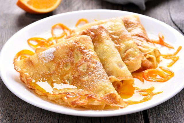 Crêpes Suzette to popularny deser kuchni francuskiej. Sprawdź przepis na te pyszne naleśniki z pomarańczą.