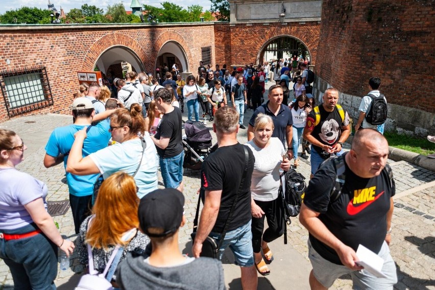 Kraków. Tłumy mieszkańców i turystów na Wawelu i w centrum miasta. Pogoda sprzyja spacerom [ZDJĘCIA]