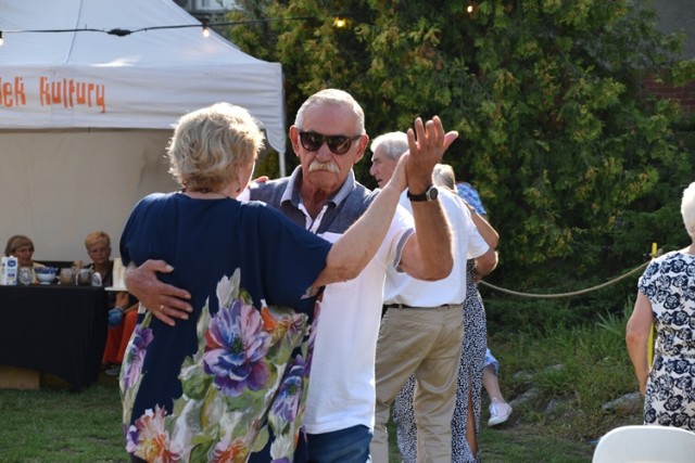 Biesiada seniorska w ŚOK Śrem. Tańców, śpiewów i dobrej zabawy nie brakowało podczas imprezy seniorów ze Śremu i okolic