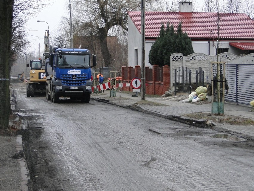 Na ulicy Wiejskiej w Radomiu trwa wymiana rur sieci kanalizacyjnej i deszczowej 
