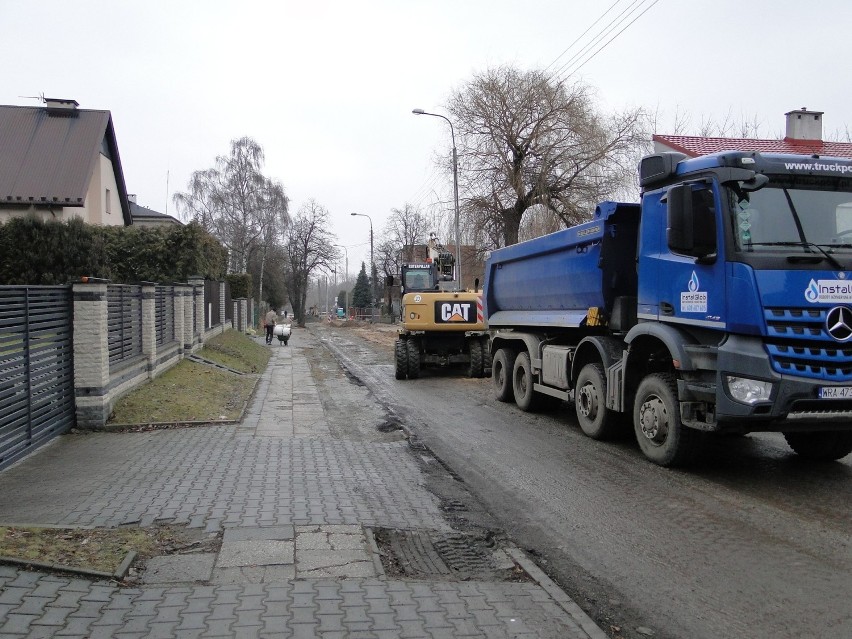 Na ulicy Wiejskiej w Radomiu trwa wymiana rur sieci kanalizacyjnej i deszczowej 