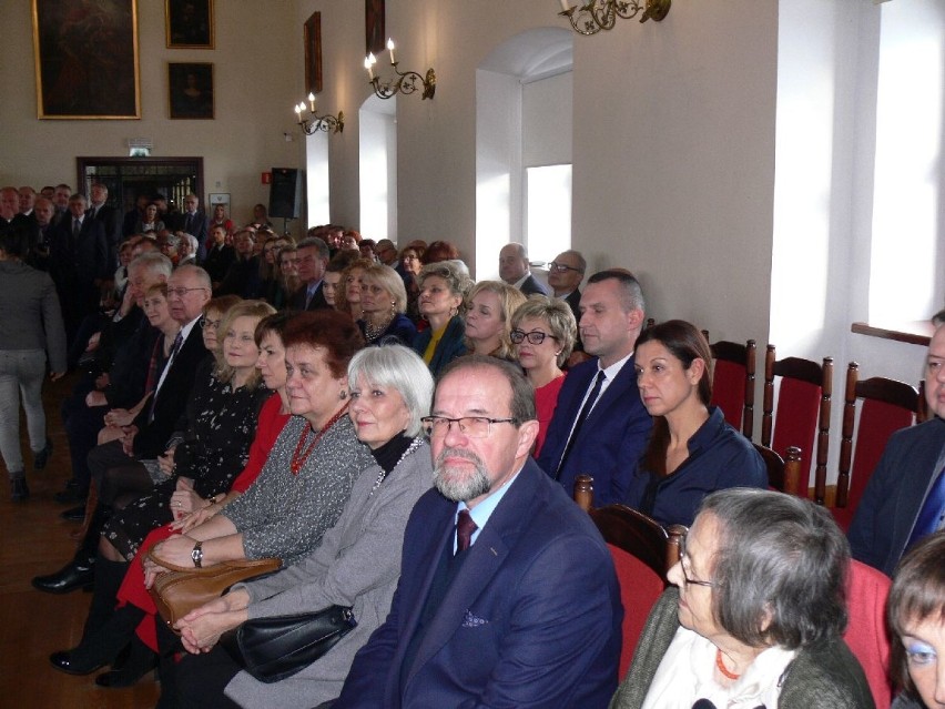 Spotkanie opłatkowe w Zamku Królewskim w Sandomierzu. Tłumy gości i długa kolejka z opłatkiem do nowego burmistrza