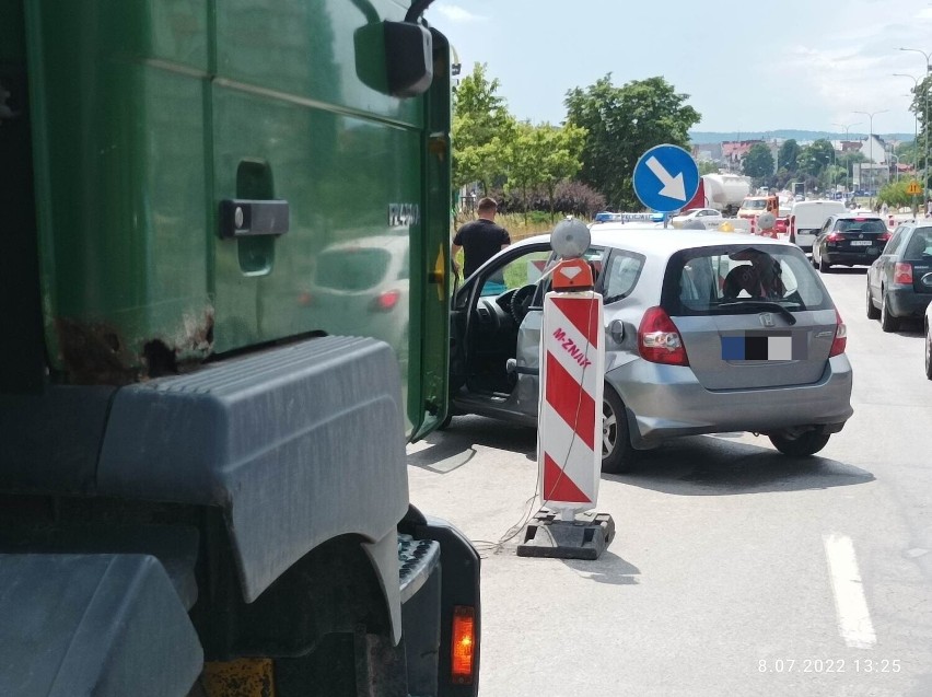 Groźny wypadek koło Galerii Echo w Kielcach, w ciągu drogi...
