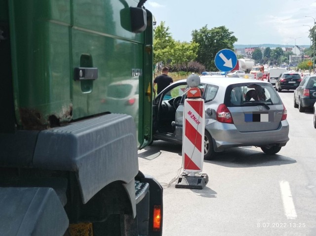 Groźny wypadek koło Galerii Echo w Kielcach, w ciągu drogi krajowej numer 73. Ciężarówka wjechała w drzwi osobowej hondy. Nikt z uczestniczących w zdarzeniu ludzi nie ucierpiał ale natychmiast powstały gigantyczne korki. Do zdarzenia doszło przed godziną 13 na alei Solidarności, tuż przed Galerią "Echo", na pasie w kierunku ulicy Tarnowskiej.

Maciej Ślusarczyk z biura prasowego świętokrzyskiej policji tak relacjonował przebieg kolizji: - Środkowym pasem jezdni jechała honda, którą prowadziła 35-latka. W pewnej chwili doszło do zderzenia z ciężarowym manem, który zmieniał pas z lewego na prawy. Ciężarówką kierował trzeźwy 36-latek. Nikomu nic się nie stało.

Do zderzenia doszło w ciągu drogi krajowej numer 73 tuż przy remontowanym odcinku tej trasy. Prowadzone prace i zmiana organizacji ruch powodują, że korki są tam niemal cały dzień. Kiedy dochodzi do najmniejszej nawet kolizji jest dramat. 

Zobaczcie na kolejnych zdjęciach zderzenie i gigantyczne korki