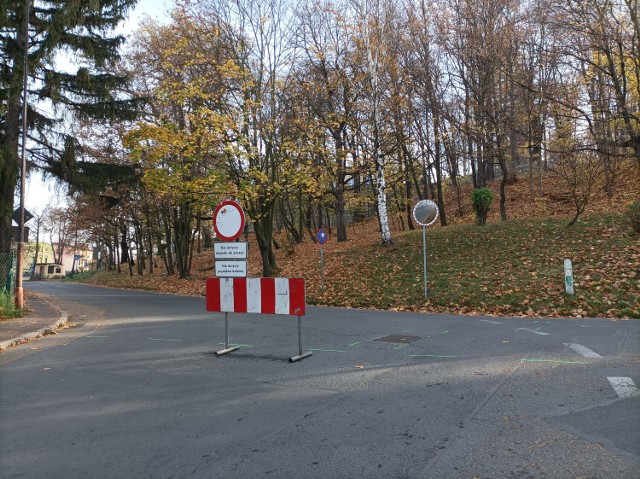 Remont ulicy Grottgera w Jeleniej Górze ma zakończyć się do 20 grudnia 2022 roku.