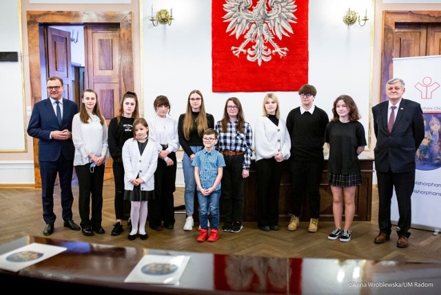 W piątek, w sali Urzędu Stanu Cywilnego po raz kolejny rozdane zostały stypendia kanadyjskie fundowane przez Polish Orphans Charity.