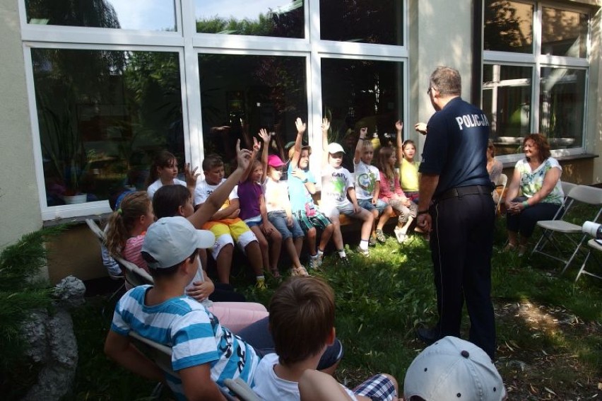 Dzieci z Młodzieżowego Domu Kultury w Inowrocławiu spotkały się z policjantami [zdjęcia]