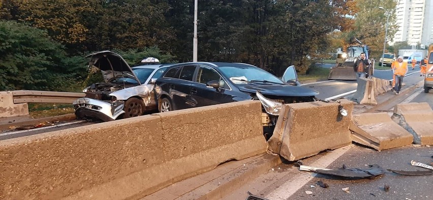 Wypadek w Katowicach. Samochód wbił się w bariery betonowe - zobacz ZDJĘCIA. Jeden z kierowców był nietrzeźwy