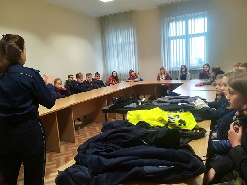 Szkoła Podstawowa w Czarnem Dolnem. Uczniowie z wizytą u kwidzyńskich policjantów