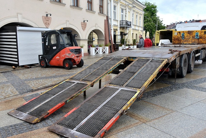 Niebywała samowolka w Kielcach. Tandetna budka z lodami w podcieniach zabytkowego budynku na Rynku. Mieszkańcy oburzeni (ZDJĘCIA)