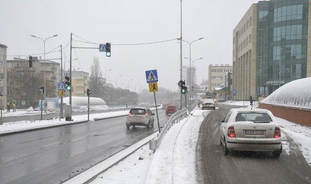 Potężne ekrany akustyczne szpecące miasto, wpychanie ruchu pieszego do podziemnych tuneli, jeden priorytet - kierowca - za to wszystko oddanej w grudniu Trasie Słowackiego dostało się nie raz, nawet  na długo przed zakończeniem prac. W nowym roku do krytycznych głosów dołączyli kolejni niezadowoleni. To kierowcy, którzy przyznają, że trasa ułatwiła im życie, ale zaraz dodają - "mogło by być lepiej".