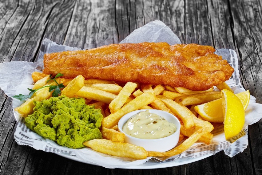 Ryba z frytkami, czyli brytyjskie fish & chips złożone ze...