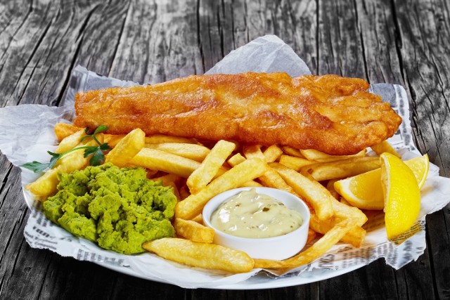 Ryba z frytkami, czyli brytyjskie fish & chips złożone ze smażonego dorsza w panierce, frytek i sosu, zajęło w zestawieniu 11 miejsce.