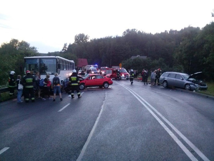 Wypadek w Ujściu. Zderzyły się dwa auta i autobus szkolny