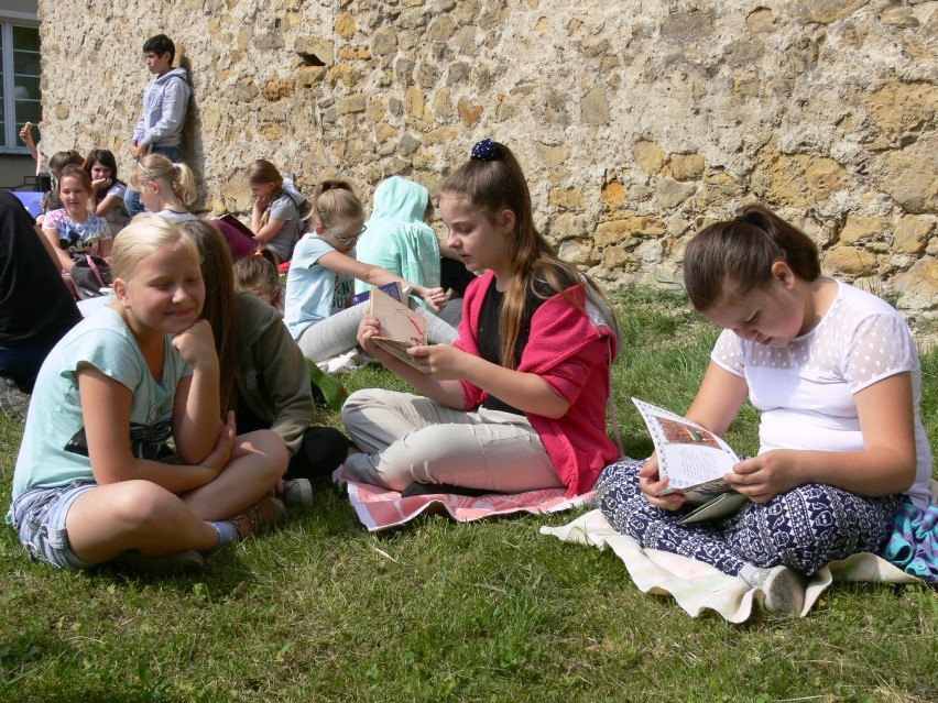 Uczniowie „Czwórki” czytali książki w centrum Wielunia[Zdjęcia]