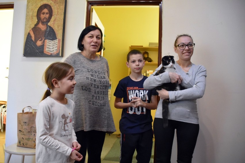 Wojna w Ukrainie zmusiła Olenę i jej dzieci do ucieczki z...