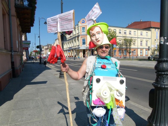 Piotrkowianin protestuje przeciwko rządzącym w kraju