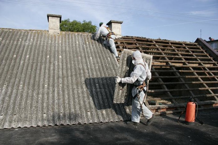 Azbest w Chodzieży: Gdzie jeszcze się znajduje i jak duża jest skala problemu? Trwa sprawdzanie