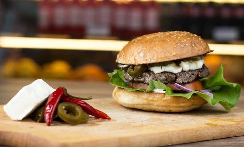 10. W Zyza Barze zjemy obfite burgery rodem prosto z USA.