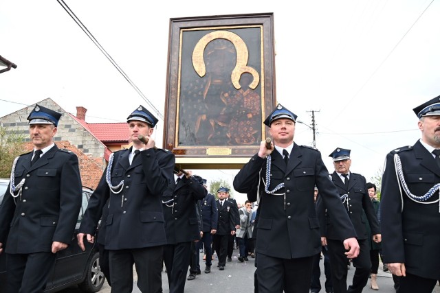 Obraz Matki Bożej Jasnogórskiej w parafii świętego Bartłomieja w Charłupi Wielkiej